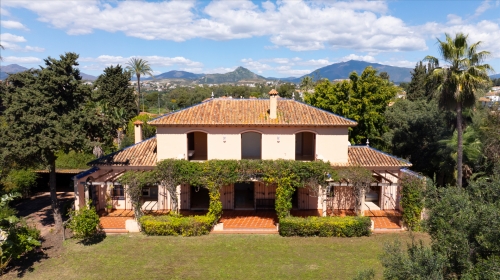 Beachside Villa for sale in Paraiso Barronal, Estepona